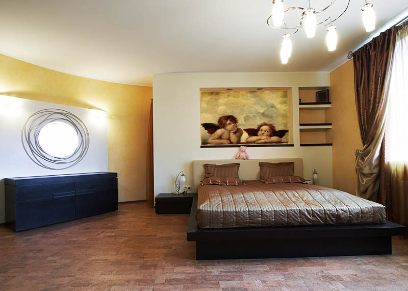 Tnt Tela Intonacata Camera matrimoniale contemporanea con decorazione murale classica raffigurante angioletti in una nicchia illuminata